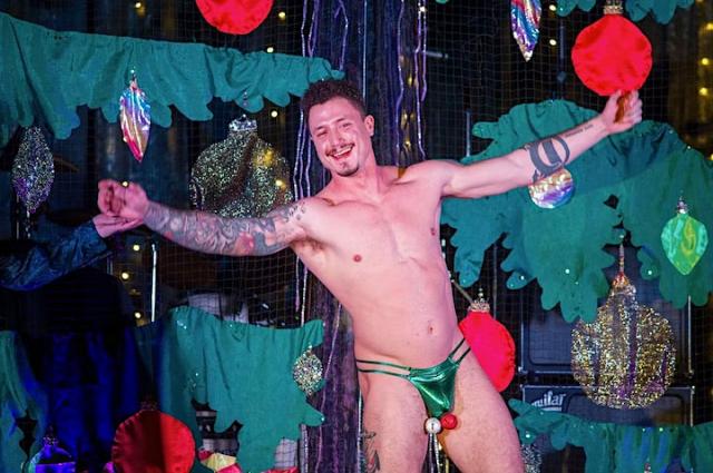 Performer Ser Schoen of "HUNG With Care"
