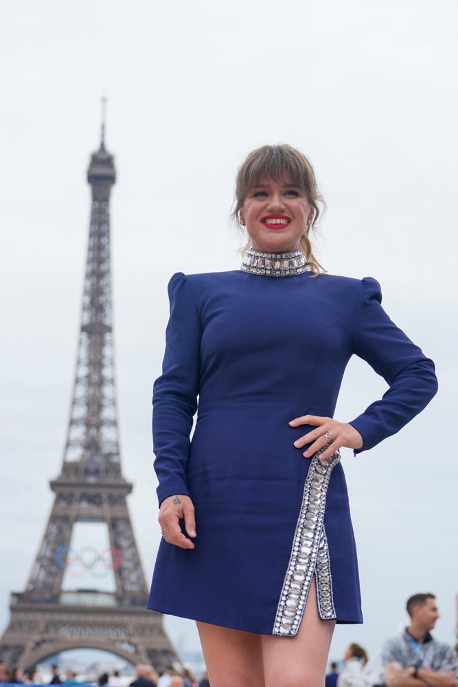 Kelly Clarkson arrives in Paris, France, before the opening ceremony of the 2024 Summer Olympics, Friday, July 26, 2024. (AP Photo/Natacha Pisarenko)