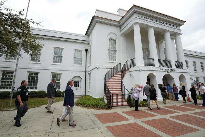 Members of the media and general public gathered outside the Colleton County Courthouse Thursday, March 2, 2023, in Walterboro, S.C.