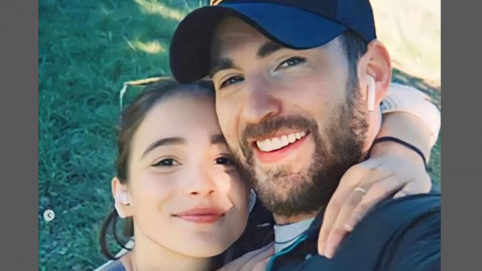 Alba Baptista and Chris Evans