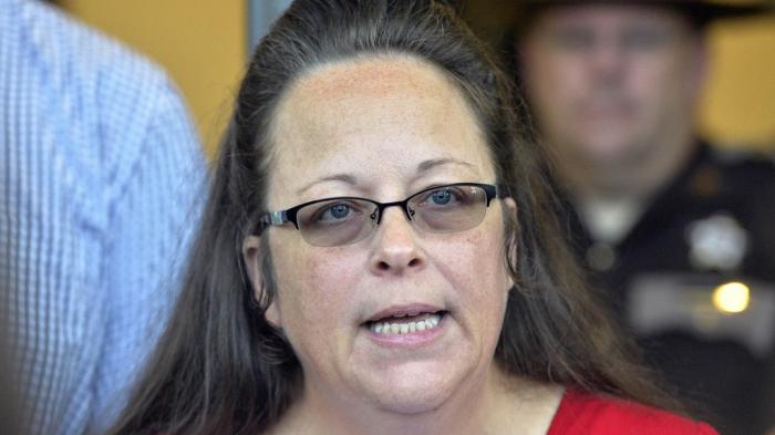 Rowan County Clerk Kim Davis makes a statement to the media at the front door of the Rowan County Judicial Center in Morehead, Ky. 