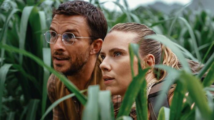 Jonathan Bailey and Scarlett Johansson in "Jurassic World: Rebirth"
