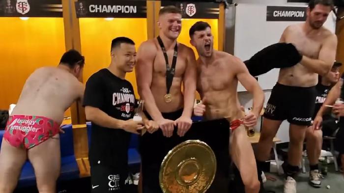 Toulouse rugby team stars Jack Willis and Blair Kinghorn (holding medalion) 