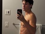 Noah Beck Shows Off Abs in Latest Thirst Trap