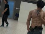 K-Pop Star Wonho Shows Off Abs in New Mirror Selfie