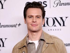 Watch: Kelly Clarkson Recalls the Time Jonathan Groff Spat His 'Sauce' All Over Her